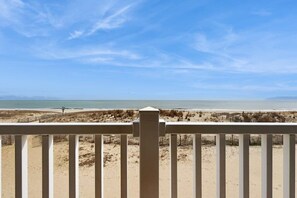Property grounds - Oceanfront Townhome with Multiple Decks, Direct Beach Access & WiFi (Ocean City)