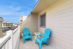 Property grounds - Oceanfront Townhome with Multiple Decks, Direct Beach Access & WiFi (Ocean City)