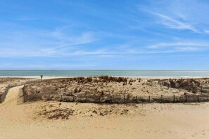 On the beach - Oceanfront Townhome with Multiple Decks, Direct Beach Access & WiFi (Ocean City)