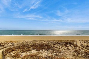 On the beach - Oceanfront Penthouse w/ 130-Foot Balcony, Amazing Ocean View, AC, New Upgrades (Ocean City)