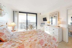 2 bedrooms, WiFi, bed sheets - Budget-friendly beach condo with incredible views, balcony, pools & tennis (Ocean City)