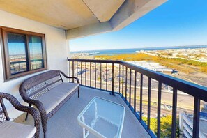 Property grounds - Budget-friendly beach condo with incredible views, balcony, pools & tennis (Ocean City)