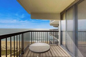 Property grounds - Beach-view, well-equipped condo with balcony, pools, gym & tennis (Ocean City)