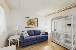 TV, table football, offices - Beach-view, well-equipped condo with balcony, pools, gym & tennis (Ocean City)