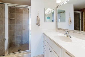 Shower, towels - Wonderful beachfront condo with balcony, pools, gym, sauna & game room (Ocean City)