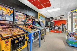 Games room - Wonderful beachfront condo with balcony, pools, gym, sauna & game room (Ocean City)