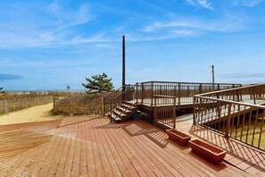 Terrace/patio - Wonderful beachfront condo with balcony, pools, gym, sauna & game room (Ocean City)