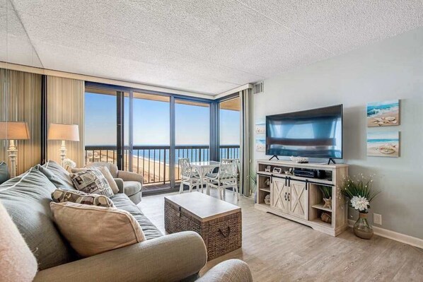 TV, DVD player, offices - Sunny & modern beach condo with balcony, pools, gym, sauna & AC (Ocean City)
