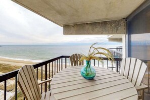Outdoor dining - Sunny & modern beach condo with balcony, pools, gym, sauna & AC (Ocean City)