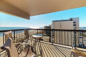 Property grounds - Stunning beach condo with balcony, views, pools, gym, game room & sauna (Ocean City)