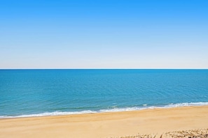 On the beach - Wonderful beach condo with balcony, views, pools, gym, game room & sauna (Ocean City)