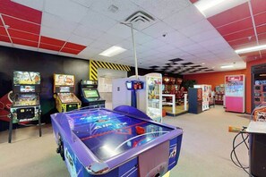 Games room - Modern beach condo with balcony, pools, gym, game room & sauna (Ocean City)