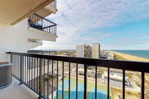 Property grounds - Modern beach condo with balcony, pools, gym, game room & sauna (Ocean City)