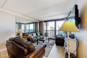 TV, DVD player, offices - Modern beach condo with balcony, pools, gym, game room & sauna (Ocean City)