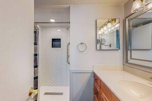 Shower, towels - Incredible beach condo with balcony, pools, game room, gym & sauna (Ocean City)