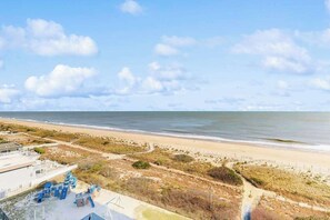 On the beach - Updated, ocean-view condo with balcony, pools, saunas & gym (Ocean City)