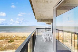 Outdoor dining - Updated, ocean-view condo with balcony, pools, saunas & gym (Ocean City)