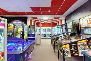 Games room - Ocean-view condo on the beach with balcony, pools, saunas, tennis & gym (Ocean City)