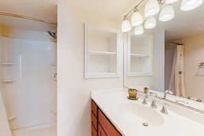 Shower, towels - Ocean-view condo on the beach with balcony, pools, saunas, tennis & gym (Ocean City)