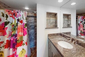 Shower, towels - Ocean-view condo with balcony, washer/dryer, pools, saunas, gym & tennis (Ocean City)