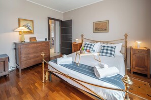 Room - Ca' Felicina - Two Bedroom Apartment, Sleeps 4 (Alba)