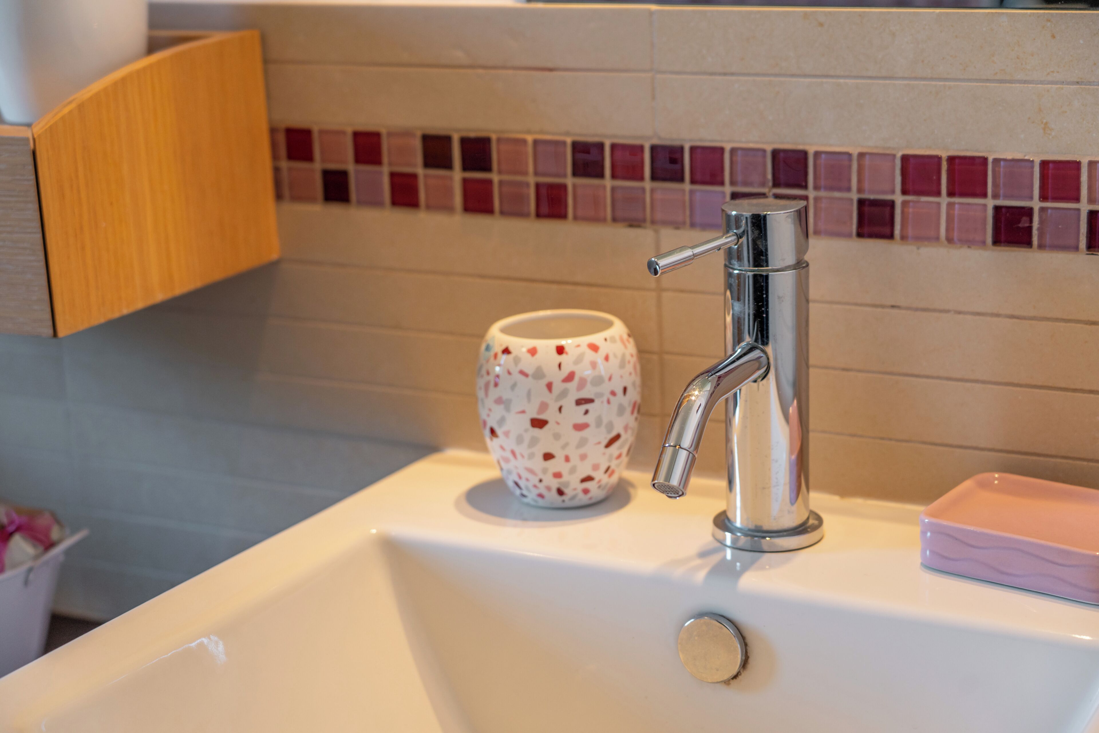 Douche, sèche-cheveux, bidet, serviettes fournies