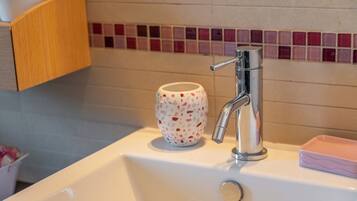 Douche, sĂšche-cheveux, bidet, serviettes fournies