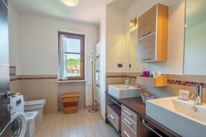 Bathroom - Ca' Felicina - Two Bedroom Apartment, Sleeps 4 (Alba)