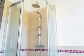 Shower, hair dryer, bidet, towels - Ca' Felicina - Two Bedroom Apartment, Sleeps 4 (Alba)
