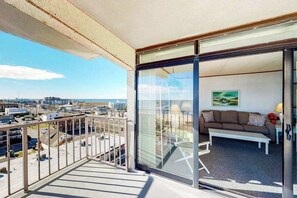 Property grounds - Oceanfront condo with two balconies, bay & ocean views, AC, WiFi, shared pool (Ocean City)