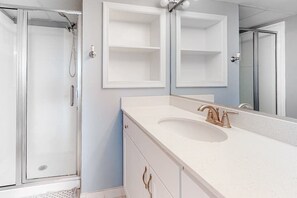 Shower, towels - Incredible condo with tennis court views, balcony, pools, game room & gym (Ocean City)