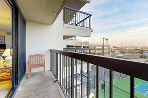 Property grounds - Sunny, inviting condo near the beach with balcony, pools & gym (Ocean City)