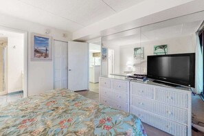 2 bedrooms, iron/ironing board, WiFi, bed sheets - Sunny, inviting condo near the beach with balcony, pools & gym (Ocean City)