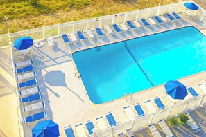 Pool - Oceanfront condo with balcony, free WiFi, central AC & shared heated pool (Ocean City)