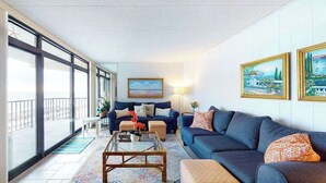 Ein Wohnzimmer mit einer Couch, einem Couchtisch und einem Gemälde an der Wand.