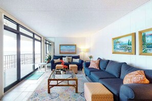 Ein Wohnzimmer mit einer Couch, einem Couchtisch und einem Gemälde an der Wand.