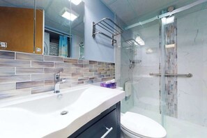 Shower, towels - Oceanfront condo with balcony, free WiFi, central AC & shared heated pool (Ocean City)