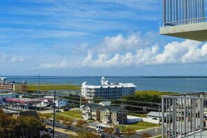 Property grounds - Oceanfront condo with balcony, free WiFi, central AC & shared heated pool (Ocean City)