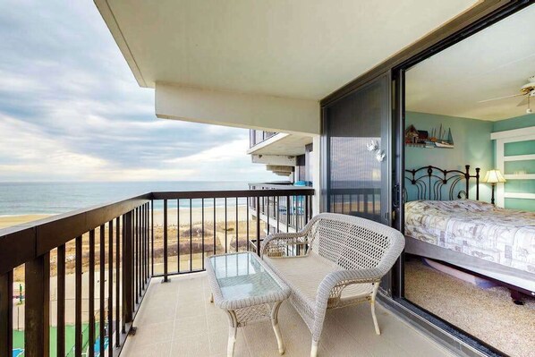 Property grounds - Ocean-view condo with balcony, pools, tennis, gym & saunas (Ocean City)