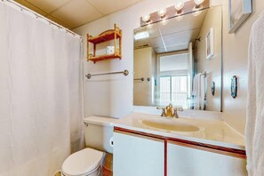 Shower, towels - Oceanfront Condo w/ Balcony, Ocean View, Central AC, W/D & Beach Access (Ocean City)