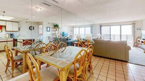 Un vaste espace de vie comprenant une table à manger, des chaises et un canapé.