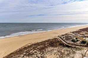 On the beach - Oceanfront gem with views, pool & tennis on-site, private balcony & washer/dryer (Ocean City)