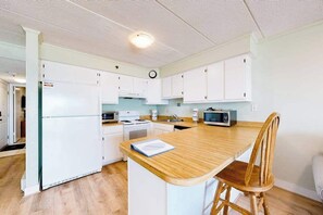 Fridge, microwave, oven, stovetop - Oceanfront gem with views, pool & tennis on-site, private balcony & washer/dryer (Ocean City)