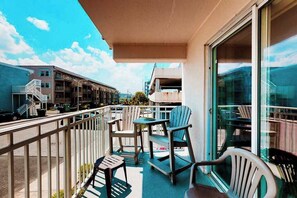 Property grounds - Inviting Beach Condo w/Private Balcony, Great Location, Washer/Dryer, Central AC (Ocean City)