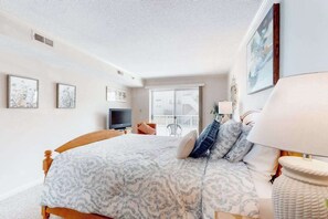 3 bedrooms, WiFi, bed sheets - Inviting Beach Condo w/Private Balcony, Great Location, Washer/Dryer, Central AC (Ocean City)