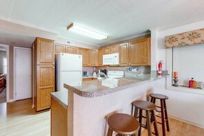 Fridge, microwave, oven, stovetop - Inviting Beach Condo w/Private Balcony, Great Location, Washer/Dryer, Central AC (Ocean City)