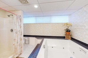 Shower, towels - Terrific Ocean View Condo w/Private W/D, Shared Pools, Beach Access, Free WiFi (Ocean City)