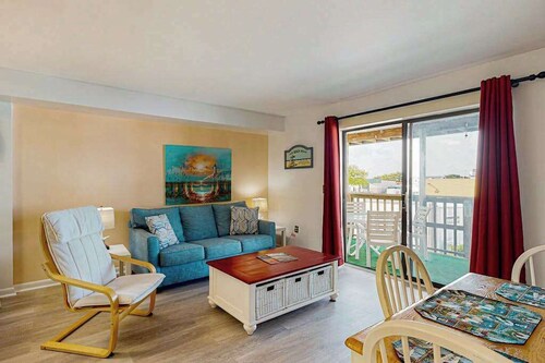Condo Next to Northside Park w/ AC, Washer/Dryer, Balcony & Shared Pool