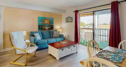 Condo Next to Northside Park w/ AC, Washer/Dryer, Balcony & Shared Pool