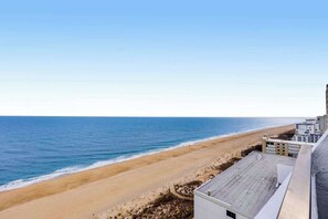 On the beach - Oceanfront condo with two balconies, amazing views, WiFi, AC, & shared pool (Ocean City)